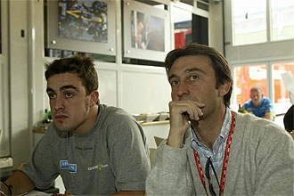 Adrin Campos, junto a Fernando Alonso, en una imagen de 2005