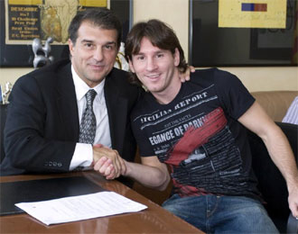 Messi y Laporta posan para la prensa tras firmar la renovaci�n de contrato del argentino.