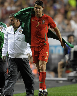 Cristiano Ronaldo se marcha tras recraer de su lesin.