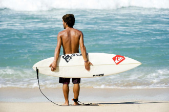 El surfista espaol Airts Aranburu.