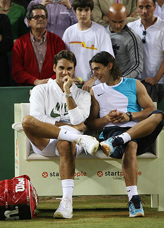 Federer y Nadal, durante un descanso de un partido de exhibicin, siguen al frente de la clasificacin de la ATP