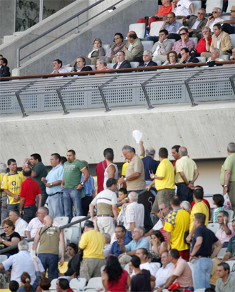 Algunos aficionados dirigindose al palco del Gran Canaria al trmino del partido.