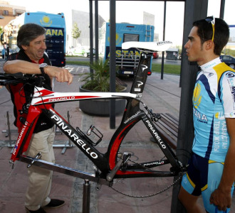 Eusebio Unzu y Alberto Contador en la Vuelta de 2008.