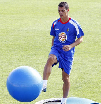Javi Casquero, con una pelota gigante en un entrenamiento