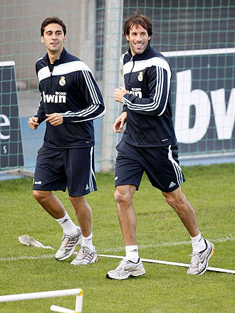 Arbeloa y Van Nistelrooy durante el entrenamiento de este martes del Real Madrid... ninguno de los dos estar ante el Valladolid