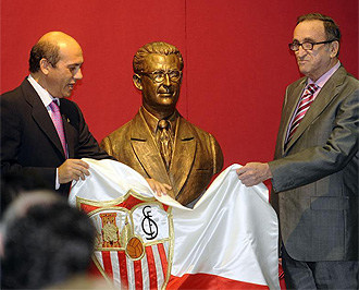 El Sevilla descubre el busto de Ramn Sanchez Pizjuan