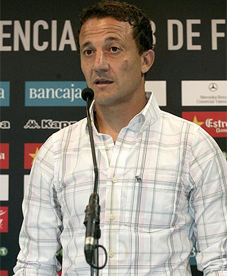 Csar, durante una rueda de prensa con el Valencia