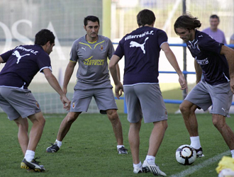 Varios jugadores del Villarreal realizan un rondo junto a Valverde.