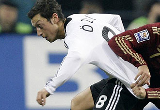Mesut Özil jugando con Alemania