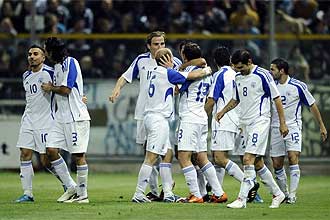 Los jugadores de Chipre celebran uno de sus dos goles frente a Italia.
