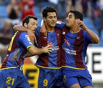 Rubn Surez y Javi Guerra, en la imagen los dos de la izquierda celebrando un gol con Cendrs, se perdern el partido ante la Real por sancin