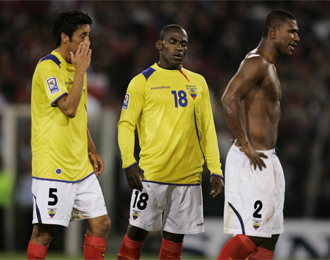 Los jugadores de Ecuador, con cara de circunstancias tras quedarse fuera del Mundial.
