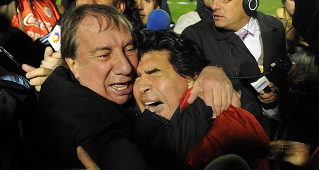 Bilardo y Maradona abrazndose emocionados tras ganar en Uruguay y certificar el pase de Argentina al Mundial 2010