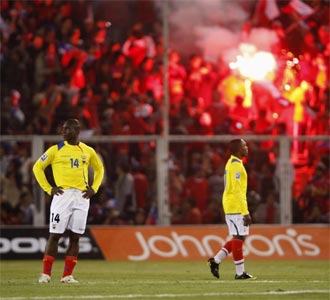 Los aficionados encienden una bengala durante el partido Chile - Ecuador