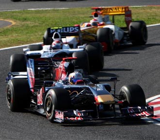 Alguersuari por delante de Nakajima y Alonso durante el GP de Japn