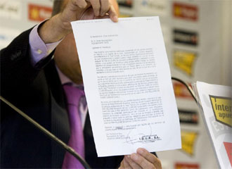 Daniel Sánchez-Llibre muestra el documento que le envió el representante de Tamudo