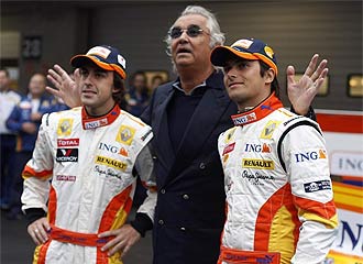 Alonso, Briatore y Piquet al inicio de la temporada.