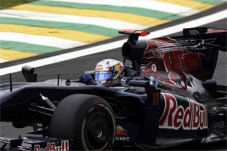 Jaime Alguersuari, rodando con su Toro Rosso en Interlagos.