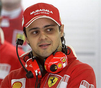 Massa, en el 'box' de Ferrari en Interlagos.