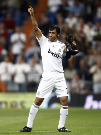 Raúl recibió un homenaje en los prolegómenos del partido por ser el jugador que más partidos ha lucido la camiseta del Real Madrid