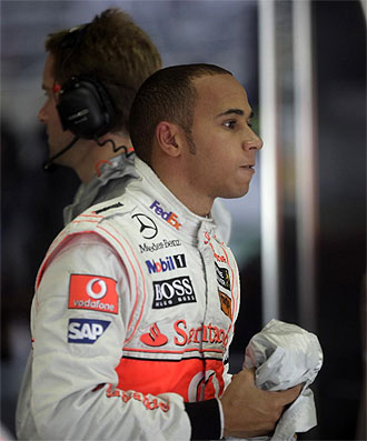 Lewis Hamilton, en el 'box' de McLaren en Brasil.