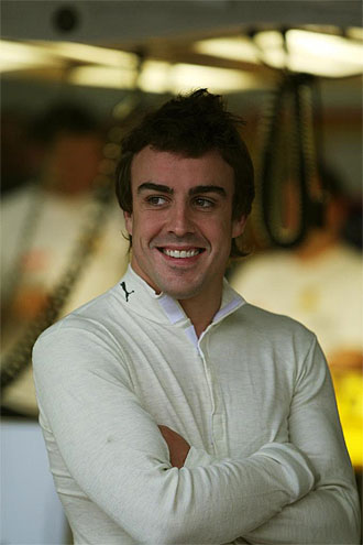 Alonso, en el 'box' de Reanult en Interlagos.