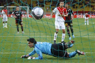 Nene marcó los dos goles del Mónaco al Lens.