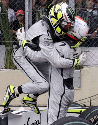 Button y Barrichello, los dos pilotos de BrawnGP, se abrazan en Interlagos.