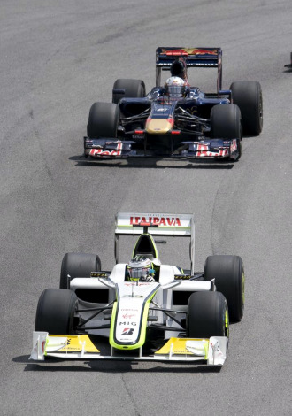 Jaime Alguersuari, en un momento de la carrera de Interlagos, por detrs de Button.