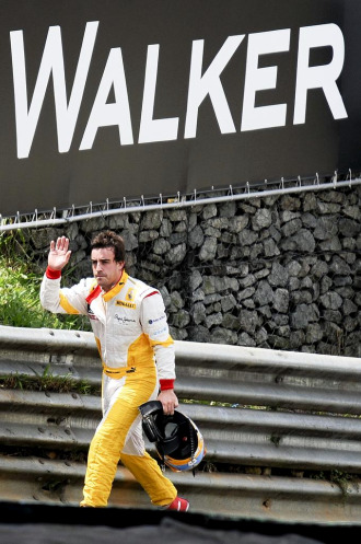 Fernando Alonso se retira de la pista en Interlagos.