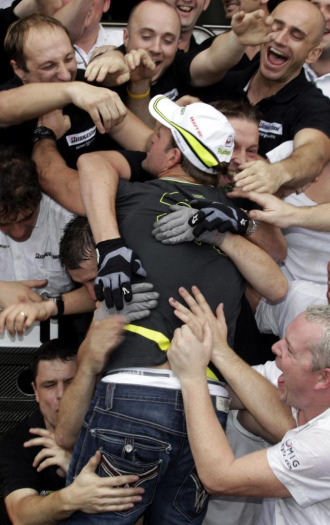 Barrichello es abrazado por sus compaeros de equipo tras la carrera de interlagos.