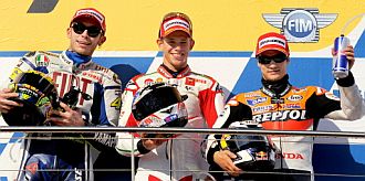 Pedrosa, en el podio junto a Rossi y Stoner.