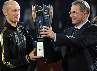Davydenko recibe el trofeo de manos de Rogge