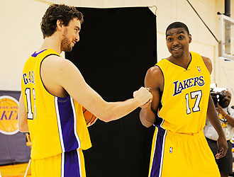 Bynum y Gasol saludndose en el 'media day' de los Lakers