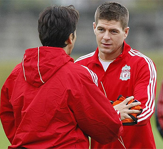 Gerrard se entrena con el Liverpool.