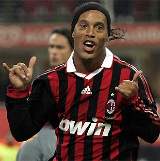 Ronaldinho celebra su gol a la Roma