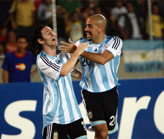Vern celebra un tanto junto a Messi.