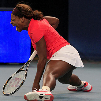 Serena Williams, en la imagen en una complicada postura, se mantiene al frente del rnking de la WTA