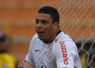 Ronaldo celebra un gol con el Corinthians