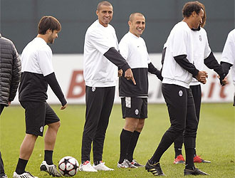 Trezeguet y Cannavaro bromean en el entrenamiento.