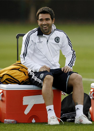 Deco sonre durante un entrenamiento del Chelsea.
