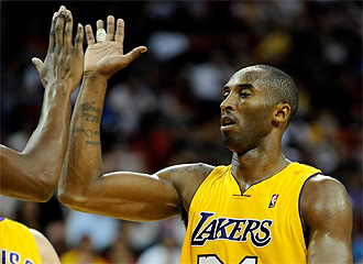 Kobe Bryant celebra una victoria.