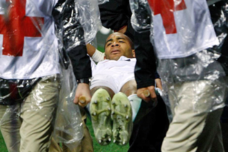 Oguchi Onyewu, en el momento de la lesin durante el partido de Estados Unidos.