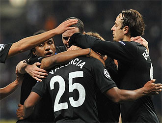 Los jugadores del Manchester United celebran el gol de Valencia.