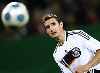 Klose, durante un partido con Alemania.