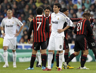 Kaká y Pepe, cabizbajos ante las celebraciones de los milanistas.