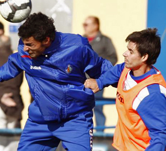 Manu Del Moral y Miguel Torres pelean un baln durante el entrenamiento del Getafe.