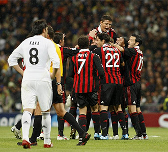 Los jugadores del Milan celebran un gol en el Bernabu.