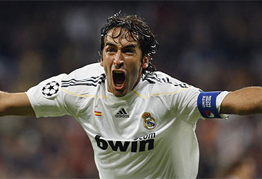 Raúl celebra su gol ante el Milan