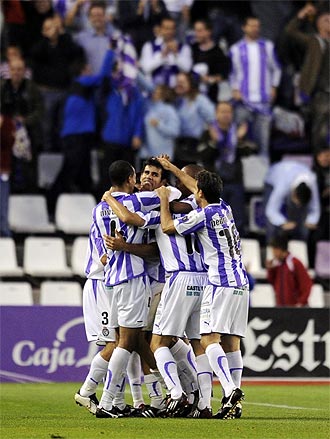 Los jugadores del Valladolid celebran uno de los goles ante el Deportivo.